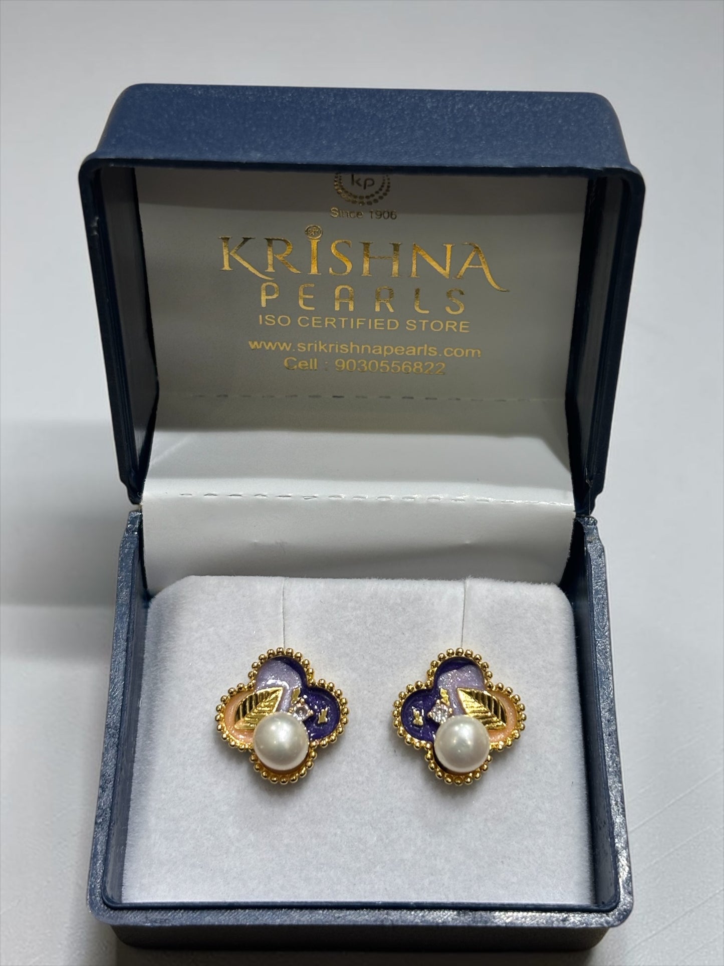 Beautiful Pearl Studded Earring