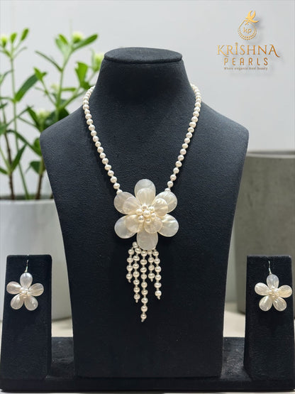 Adorable Flower Sculpted Pearls Necklace