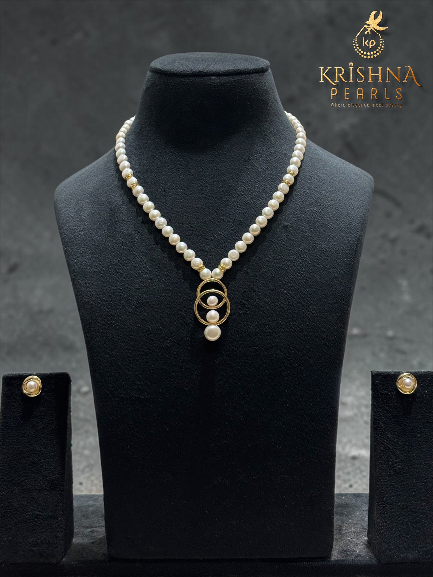 Sophisticated Round Pendent White Button Pearls Necklace