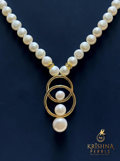Sophisticated Round Pendent White Button Pearls Necklace