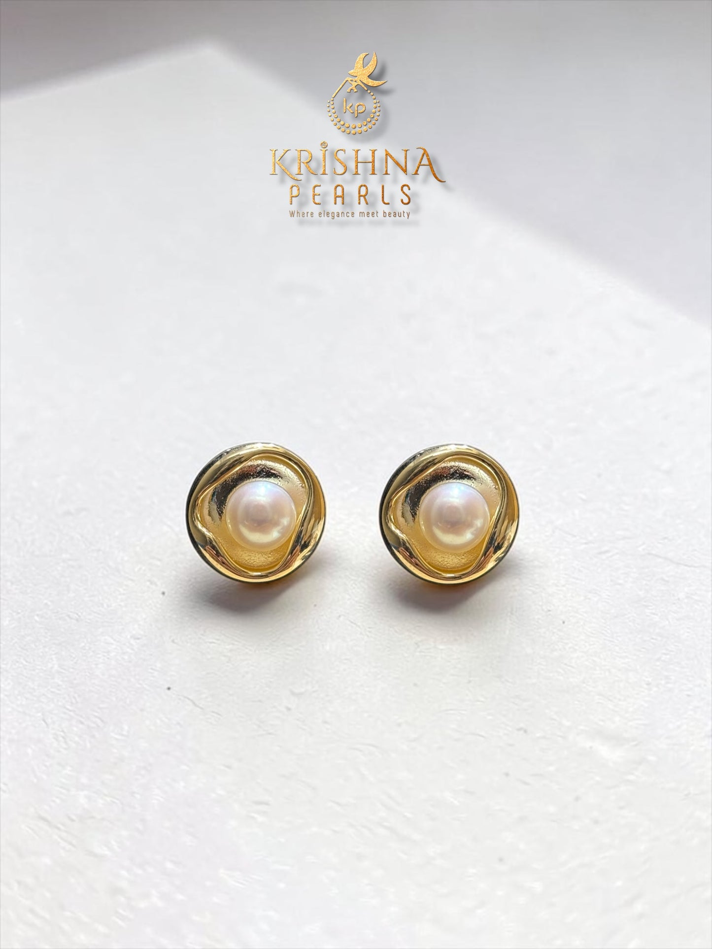 Sophisticated Round Pendent White Button Pearls Necklace