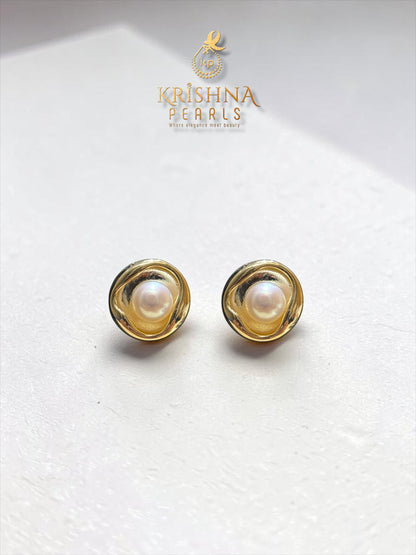 Sophisticated Round Pendent White Button Pearls Necklace