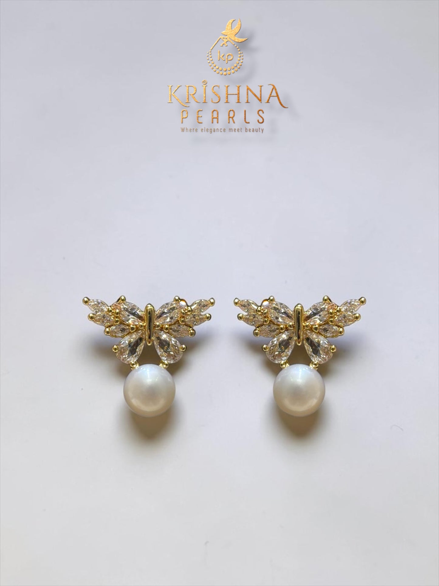 Beautiful Single Layered Butterfly Pendent Set With Adjustable Finger Ring
