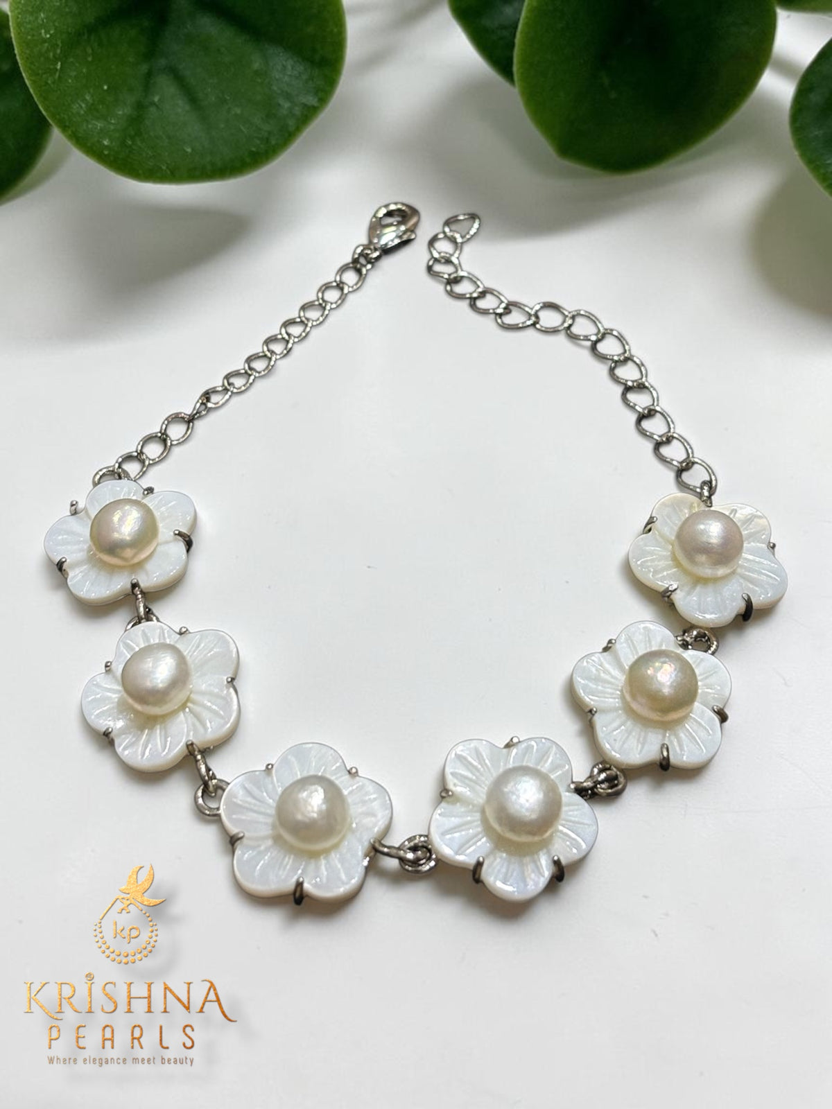Pretty Flower Craving Pearls Bracelet