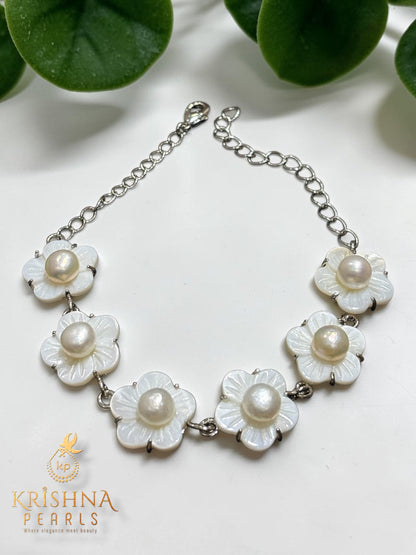 Pretty Flower Craving Pearls Bracelet