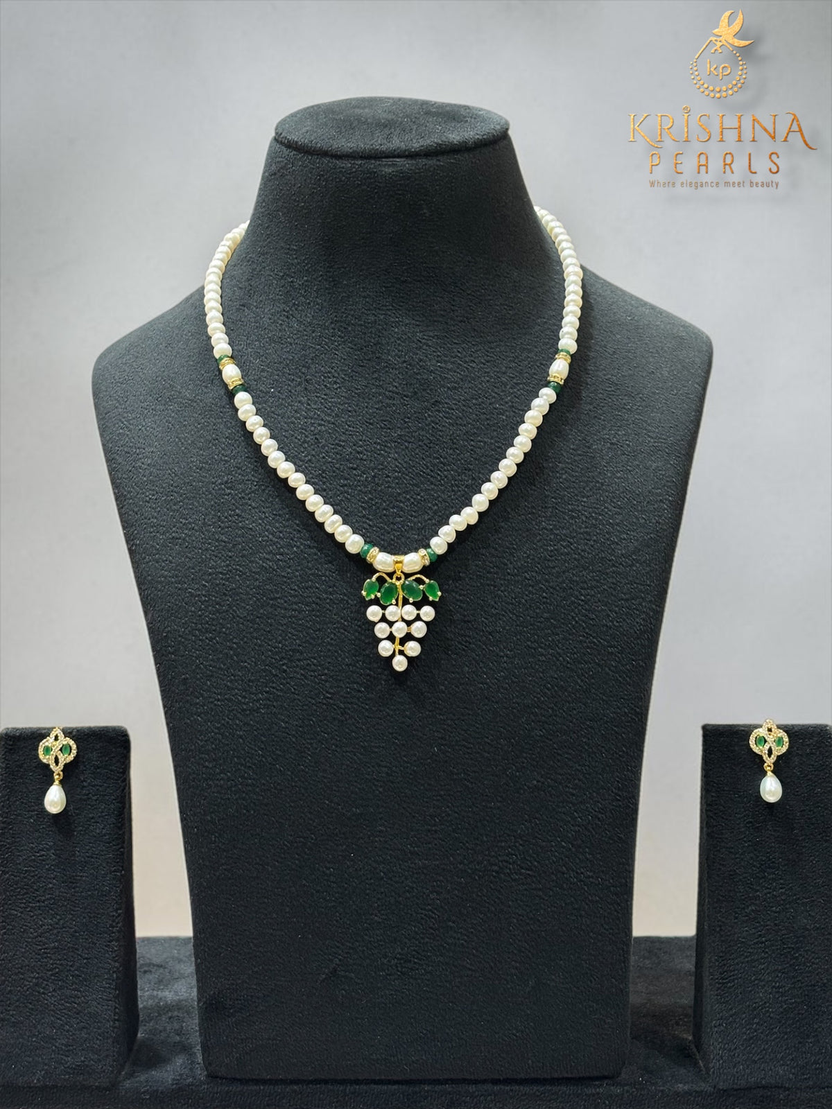 Beautiful Emerald & Pearl Studded Pendant Set