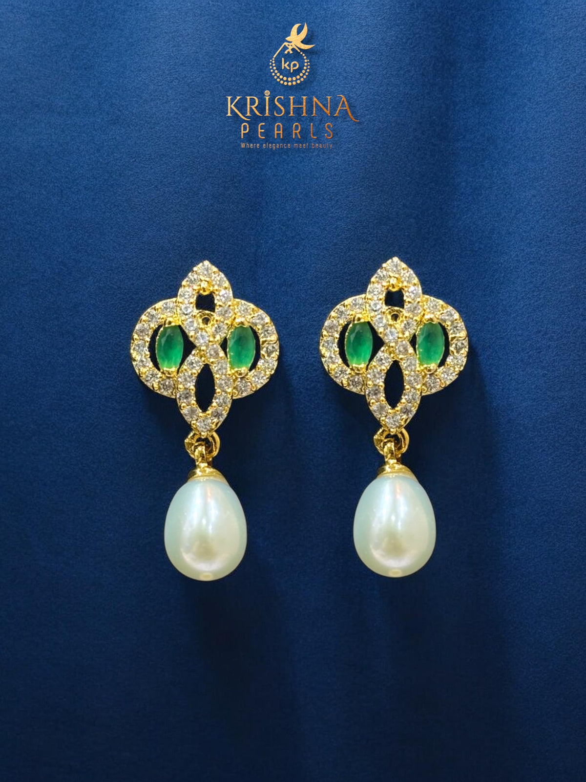 Beautiful Emerald & Pearl Studded Pendant Set