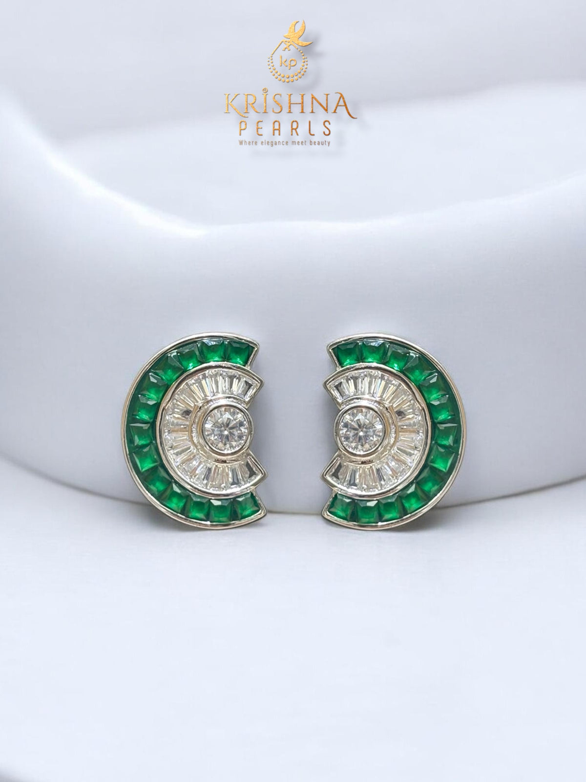 92.5 Silver Emerald Studded Round Pearls Necklace Set